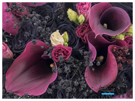 Calla, Lisianthus und schwarze Rosen im Detail