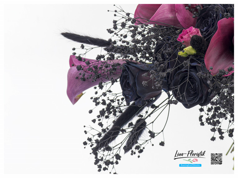 Schwarze Rosen, Calla und gefärbtes Schleierkraut im Detail