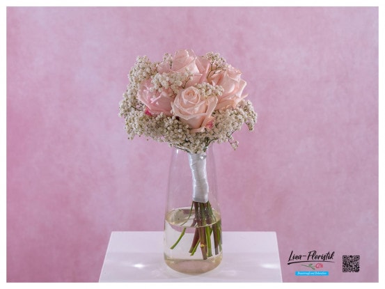 Brautbouquet mit rosa Rosen und weißem Schleierkraut