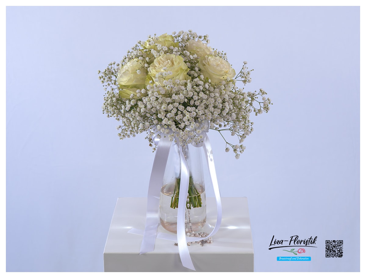 Brautstrauß im klassischen Stil mit Ecuador Rosen Mondial und weißem Schleierkraut