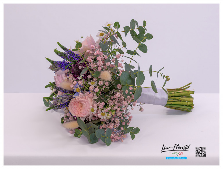 Frühlings-Brautstrauß mit Scilla, Ranunkel, Eukalyptus, Kamille, Eukalyptus, Veronica, Schleierkraut, Lagurus und Scabiosa