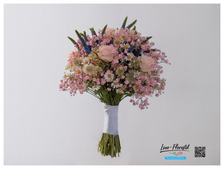 Romantischer Brautstrauß mit Schleierkraut, Kamille, Rose, Astrantie und Veronica