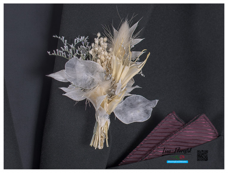 Anstecker zur Hochzeit mit weißen TrockenblumenAnstecker zur Hochzeit mit weißen Trockenblumen