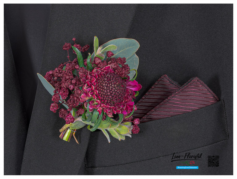 Anstecker mit Scabiosa, Schleierkraut und Eukalyptus