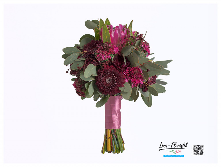Brautstrauß mit roter Protea, roter Scabiosa, roten Nelken, roten Gerbera, Eukalyptus und rot gefärbtem Schleierkraut