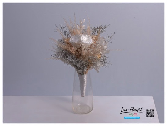 Brautbouquet mit haltbaren Trockenblumen und gefriergetrockneten Rosen