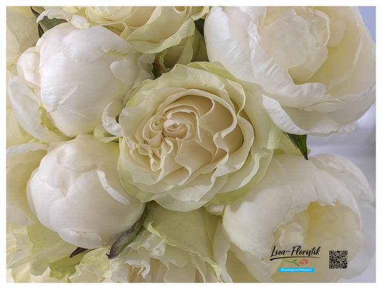 Im Detail - Ecuador Rose Mondial und weiße Pfingstrosen