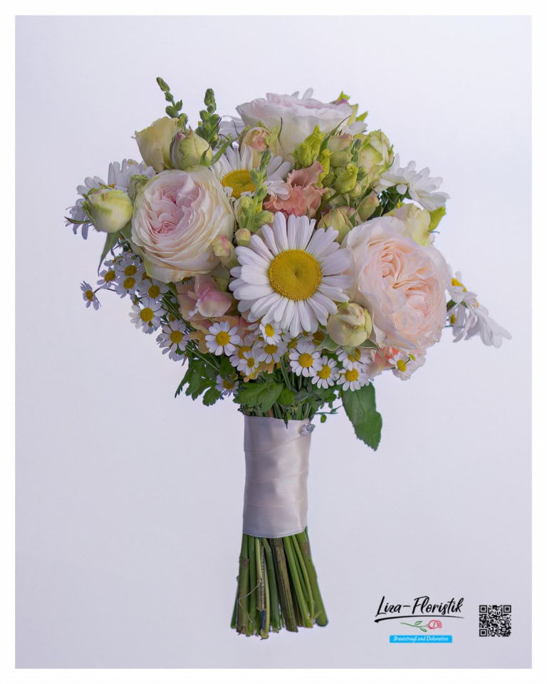 Natürlicher Brautstrauß mit Rosen, Margeriten, Kamille, Lysianthus, Löwenmäulchen, Nelken