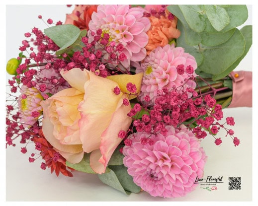 Rose, Dahlien und Schleierkraut im Detail