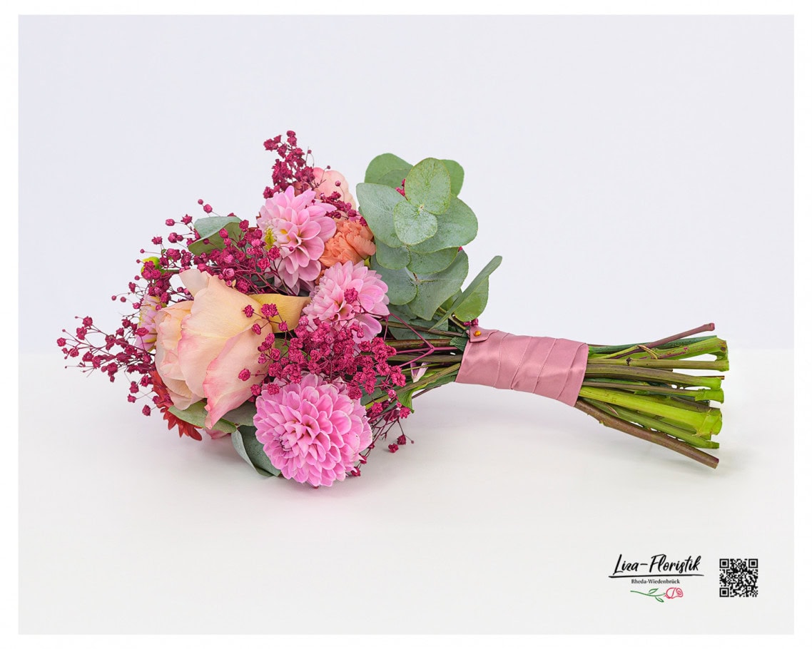 Ein lebendiger Brautstrauß mit leuchtenden Dahlien, zarten Ecuador Rosen, Nelken, Eukalyptus und pinkem Schleierkraut – eine farbenfrohe Komposition voller Romantik.
