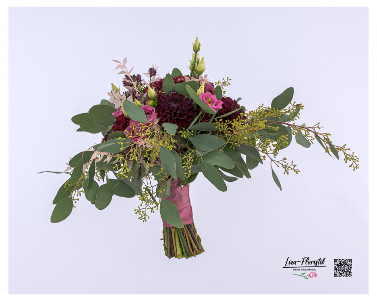 Brautstrauß mit Chrysanthemen, Dahlien und Lisianthus, umrahmt von zartem Eukalyptus und Ruscus – eine elegante Kombination für einen unvergesslichen Hochzeitstag.