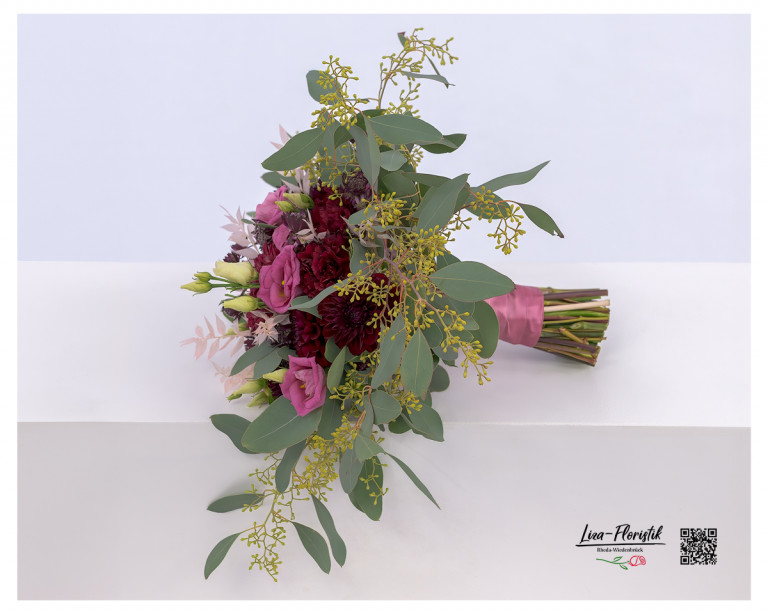 Brautstrauß mit Chrysanthemen, Dahlien, Nelken und Lisianthus, harmonisch ergänzt durch Astrantie, Ruscus und Eukalyptus – ein eleganter Begleiter für den großen Tag.