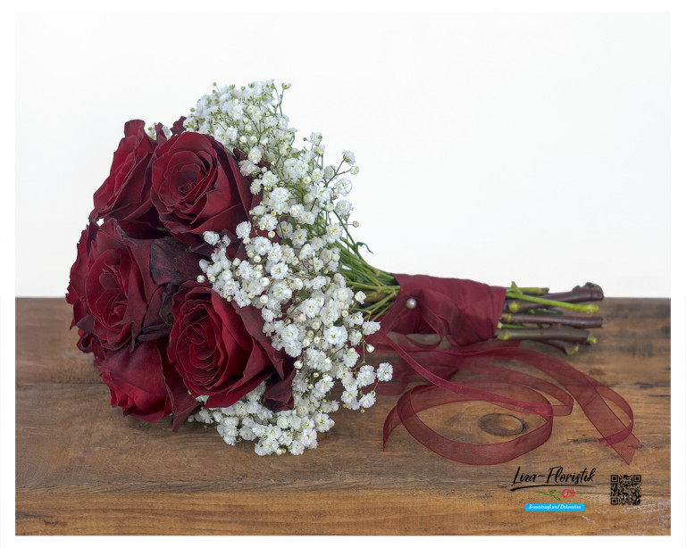 Hochzeitsstrauß mit edlen Ecuador Rosen "Explorer" in Dunkelrot und feinem Schleierkraut – klassischer Brautstrauß für eine stilvolle Hochzeit.