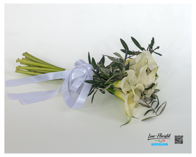Liegender Brautstrauß aus eleganten cremeweißen Calla und zarten Olivenzweigen, gebunden mit einem langen weißen Satinband – stilvoller, schlichter Look für eine moderne Hochzeit.