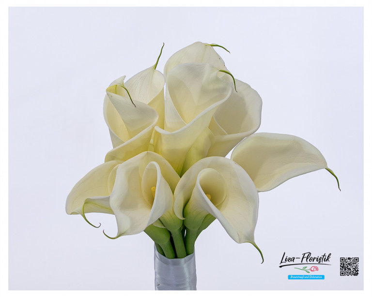 Detailaufnahme eines Brautstraußes mit weißen Calla, elegant gebunden mit weißem Satinband – die edle Blütenform kommt besonders gut zur Geltung. Perfekt für eine stilvolle Hochzeitsfloristik.