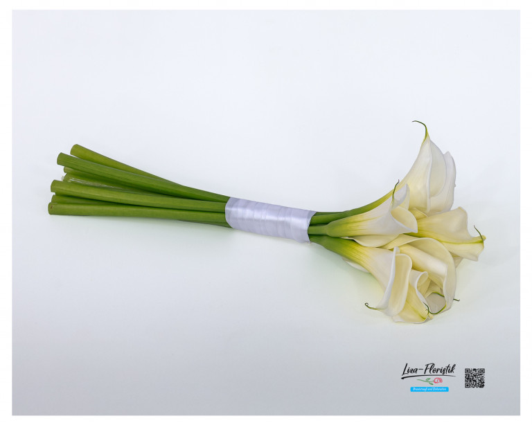 Liegender Brautstrauß mit eleganten weißen Calla, sorgfältig mit weißem Satinband gebunden – ein stilvoller und moderner Look für die Hochzeit.