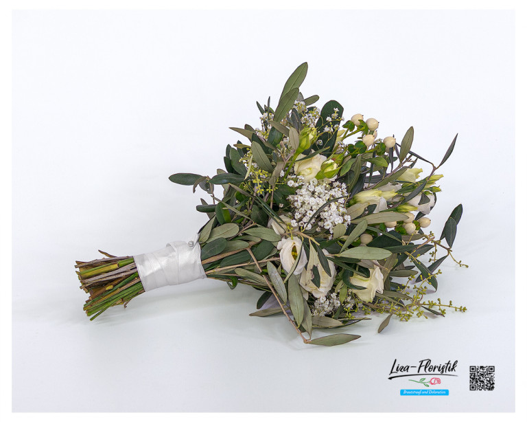 Seitlich liegender Brautstrauß in Cremefarben mit Polyantharosen, weißem Lisianthus, Schleierkraut, weißem Hypericum und Olivenzweigen – locker gebunden und mit weißem Satinband umwickelt für einen natürlichen, eleganten Look.