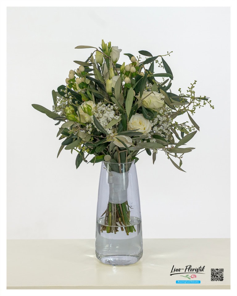 Brautstrauß in Cremefarben: Polyantharosen, weiße Lisianthusblüten, zartes Schleierkraut, weißes Hypericum und locker eingearbeitete Olivenzweige – elegant, natürlich und fein abgestimmt in sanften Weiß- und Cremetönen.