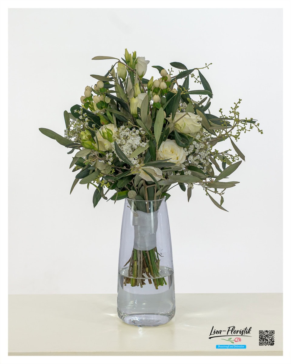 Brautstrauß in Cremefarben: Polyantharosen, weiße Lisianthusblüten, zartes Schleierkraut, weißes Hypericum und locker eingearbeitete Olivenzweige – elegant, natürlich und fein abgestimmt in sanften Weiß- und Cremetönen.