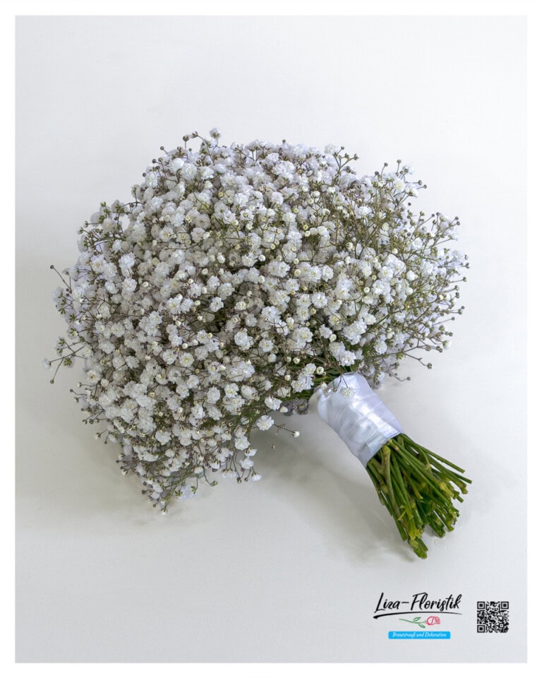 **Alt-Text:** Brautstrauß aus zartem Schleierkraut, rund gebunden und mit weißem Satinband umwickelt – romantisch, verspielt und perfekt für eine Hochzeit im natürlichen Stil.