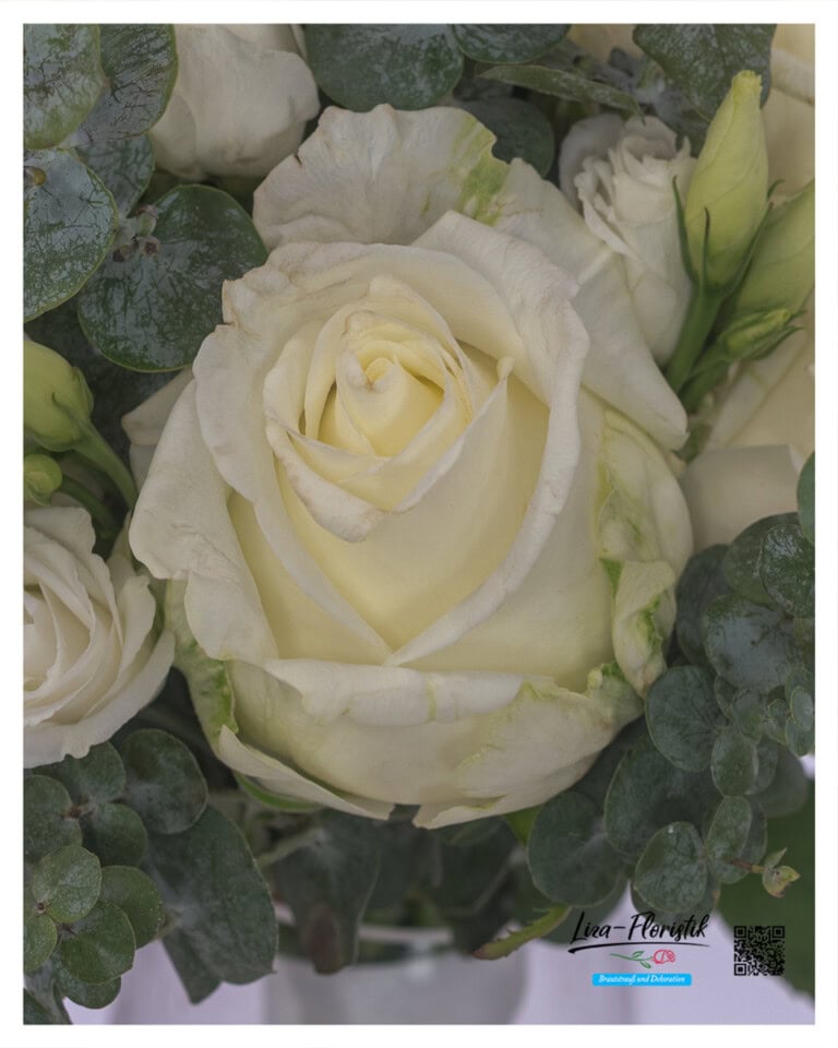 Edle Ecuador Rose der Sorte Mondial, eingebettet in zarten weißen Lisianthus und Eukalyptus – Detailaufnahme aus einem Brautstrauß von Liza-Floristik.