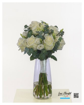 Eleganter Brautstrauß aus weißen Rosen, Lisianthus und Eukalyptus – liebevoll von Hand gebunden und mit einem Seidenband umwickelt. Ein zeitloser Begleiter für den schönsten Tag im Leben.
