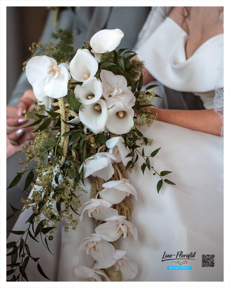 Wunderschöne Braut mit dem eleganten Brautstrauß während der Trauung