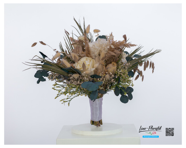 Brautstrauß aus Trockenblumen in Naturtönen mit Infinity Rose (gefriergetrocknet), Statize, Schleierkraut, Gräsern, gefärbtem und getrocknetem Eukalyptus, Kunstrose, Mohnkapseln und getrockneten Palmblättern,