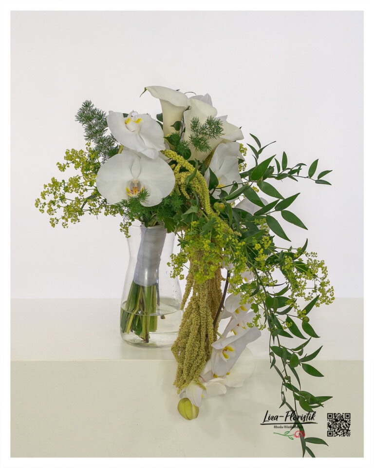 Der Brautstrauß mit Orchideen verbindet edle Eleganz mit lässigem Grün und feinen, weich fallenden Linien für einen stilvoll-natürlichen Auftritt