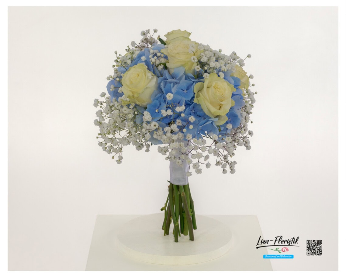 Ein Brautstrauß mit blauen Hortensien, cremefarbenen Rosen und feinem Schleierkraut – frisch, leicht und gleichzeitig elegant. Die Kombination aus zarten Cremetönen und strahlendem Blau sorgt für einen besonderen Kontrast, der sofort ins Auge fällt. Perfekt für Bräute, die sich einen modernen, aber dennoch romantischen Look wünschen. Durch die runde Form wirkt der Strauß klassisch und zeitlos, während die Farbwahl ihm eine frische und individuelle Note verleiht.