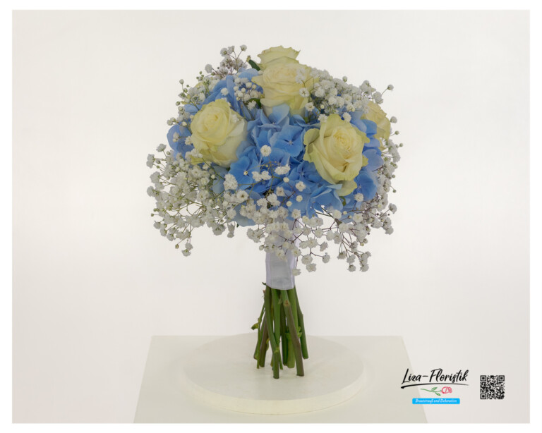 Ein Brautstrauß mit blauen Hortensien, cremefarbenen Rosen und feinem Schleierkraut – frisch, leicht und gleichzeitig elegant. Die Kombination aus zarten Cremetönen und strahlendem Blau sorgt für einen besonderen Kontrast, der sofort ins Auge fällt. Perfekt für Bräute, die sich einen modernen, aber dennoch romantischen Look wünschen. Durch die runde Form wirkt der Strauß klassisch und zeitlos, während die Farbwahl ihm eine frische und individuelle Note verleiht.